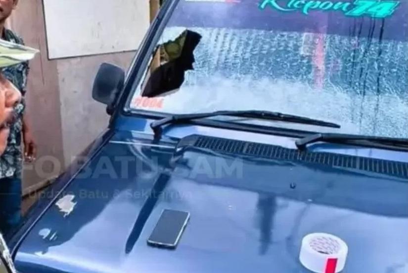 Mobil yang rusak akibat lemparan batu (SinPo.id/ Humas Polri)