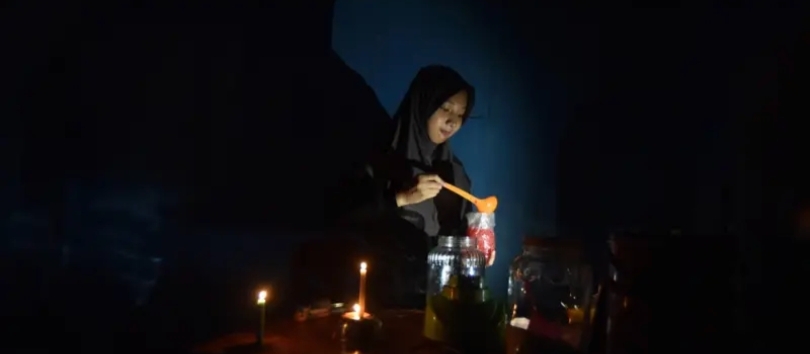 Pedagang di Padang menyiapkan minuman untuk pembeli saat pemadaman listrik (SinPo.id/ Antara)