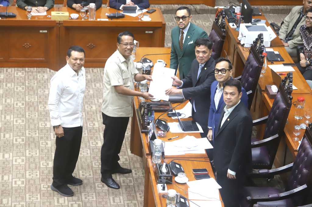 Menteri Hukum Supratman Andi Agtas dan Wamensesneg Bambang Eko Suhariyanto mengikuti raker dengan Komisi III DPR membentuk Panja mengenai RUU Polri (Ashar/SinPo.id)