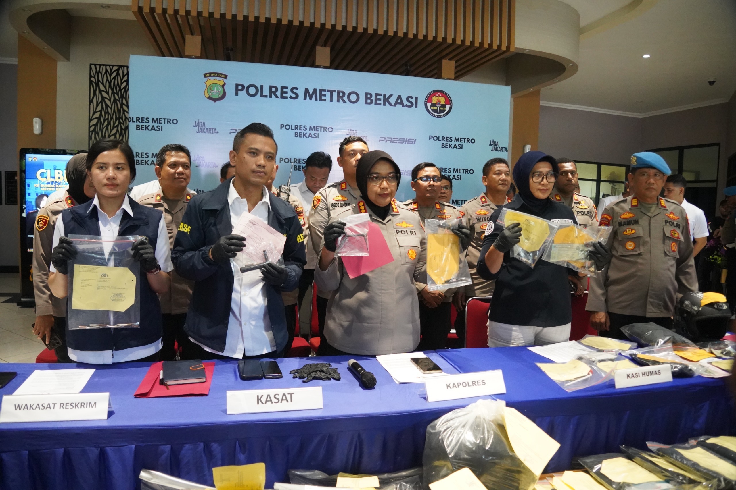 Konfrensi pers kasus curanmor dan rumsong di Bekasi (SinPo.id/Dok.Polres Bekasi)