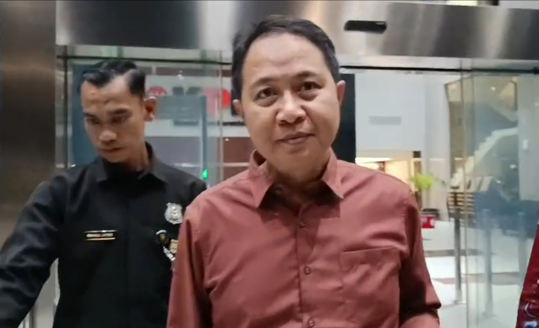 Mantan Direktur Jenderal Penyelenggaraan Haji dan Umrah Kementerian Agama, Hilman Latief di Gedung Merah Putih KPK (SinPo.id/ David)