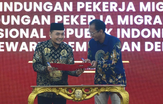 Ketua KPU RI Mochammad Afifuddin bersama Ketua Koalisi Pewarta Pemilu Achmad Satryo Yudhantoko (Foto: SinPo.id/Sigit Nuryadin)