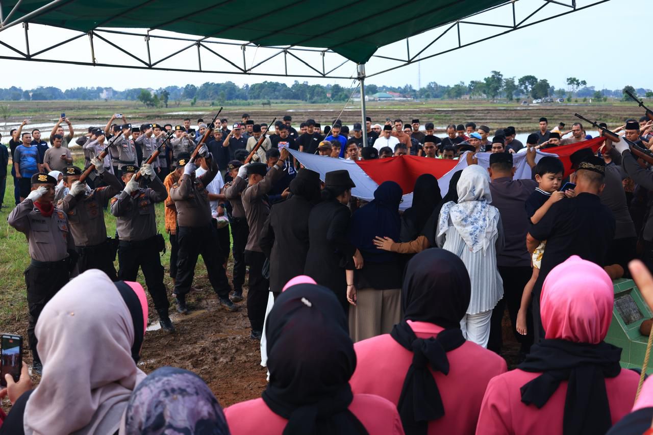 Jenazah korban saat dimakamkan (SinPo.id/Dok.Istimewa)