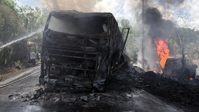 Kondisi bus ALS yang terbakar usai bertabrakan dengan truk tangki BBM di Muratara. (SinPo.id/Dok. Polda Sumsel)