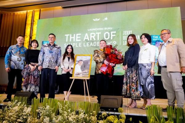 Pendiri JHL Group Jerry Hermawan Lo meluncurkan buku bertajuk 'The Art of Simple Leadership'. (SinPo.id/Istimewa)