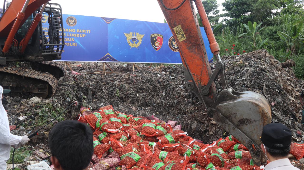 Bawang impor ilegal yang dimusnahkan (SinPo.id/Dok.Polri)