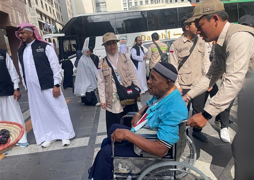 Petugas haji sedang melayani jemaah asal Indonesia (SinPo.id/ Dok. Kemenhaj)