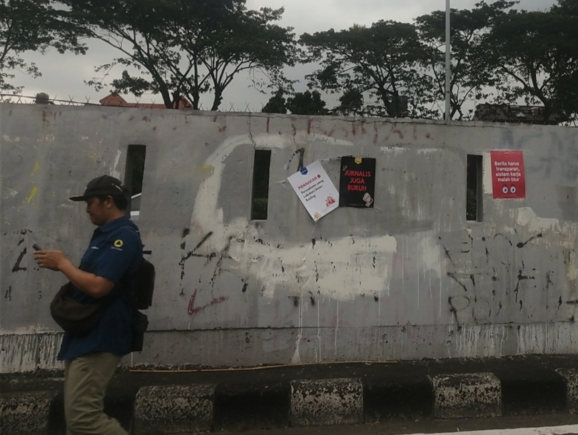 Para buruh berunjuk rasa depan Gedung DPR. (SinPo.id/Tio)