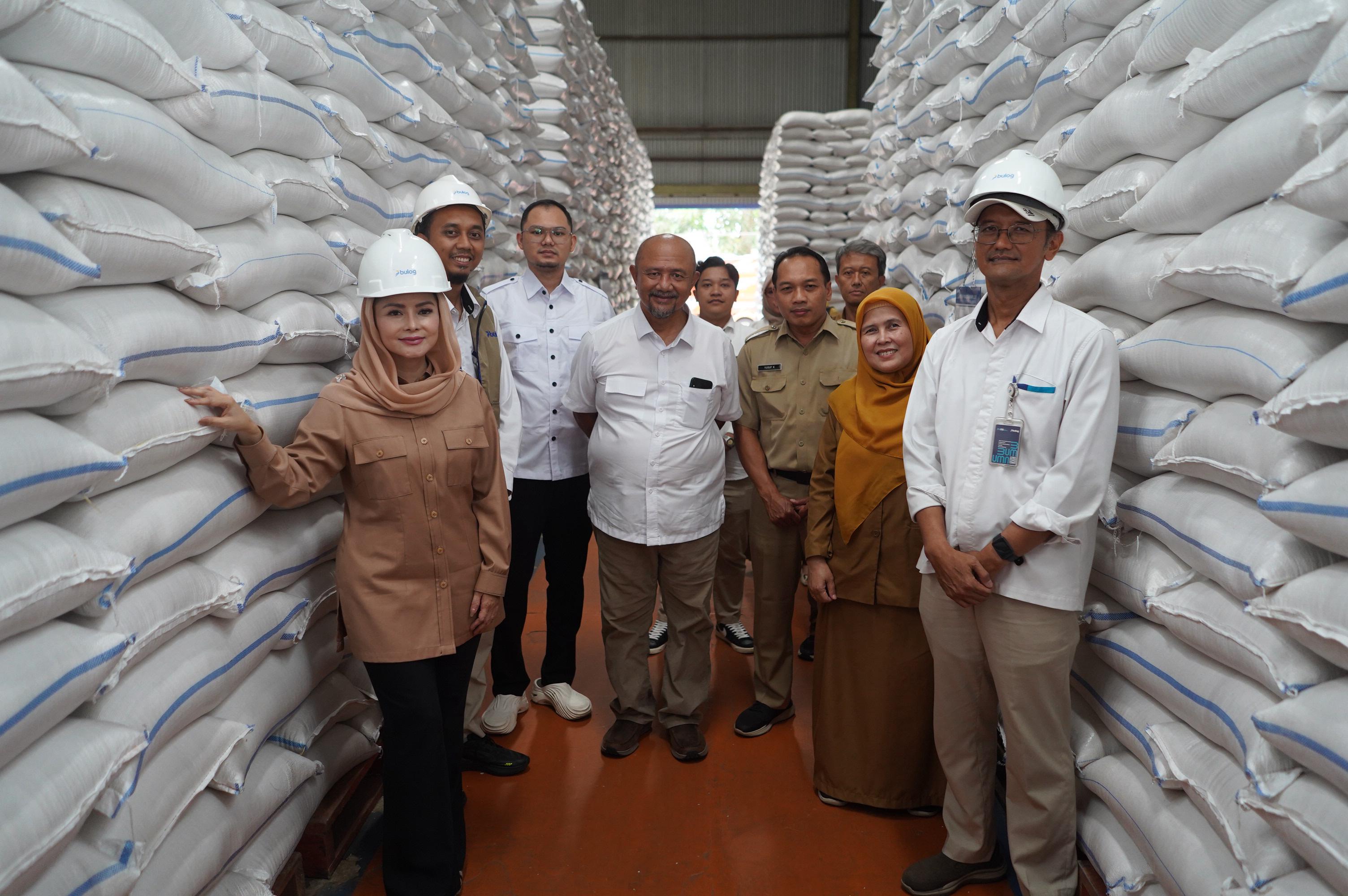 Novita Wijayanti tinjau gudang Bulog Cilacap (Sinpo.id/tim media)