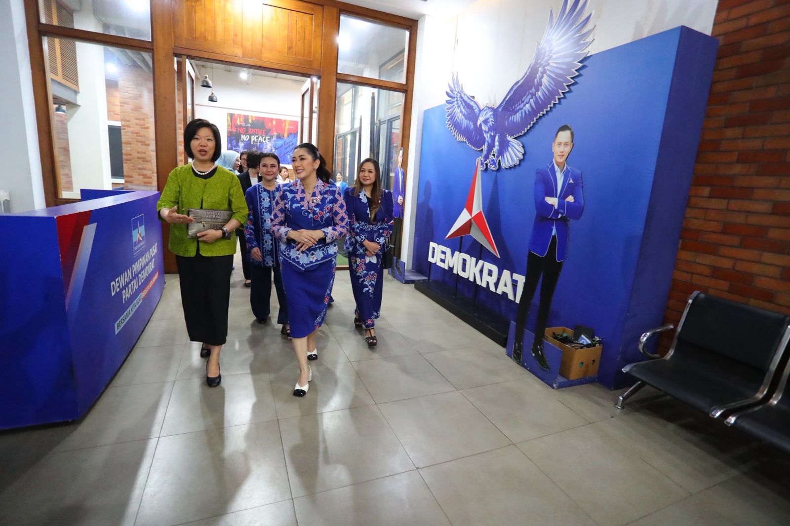 Ketua Umum PDRI Dr. Vitri C. Mallarangeng-Ketua PIA Fraksi Demokrat DPR RI Aliya Rajasa Yudhoyono saat menerima delegasi People's Action Party Women's Wing yang dipimpin oleh Sim Ann. (SinPo.id/PDRI)