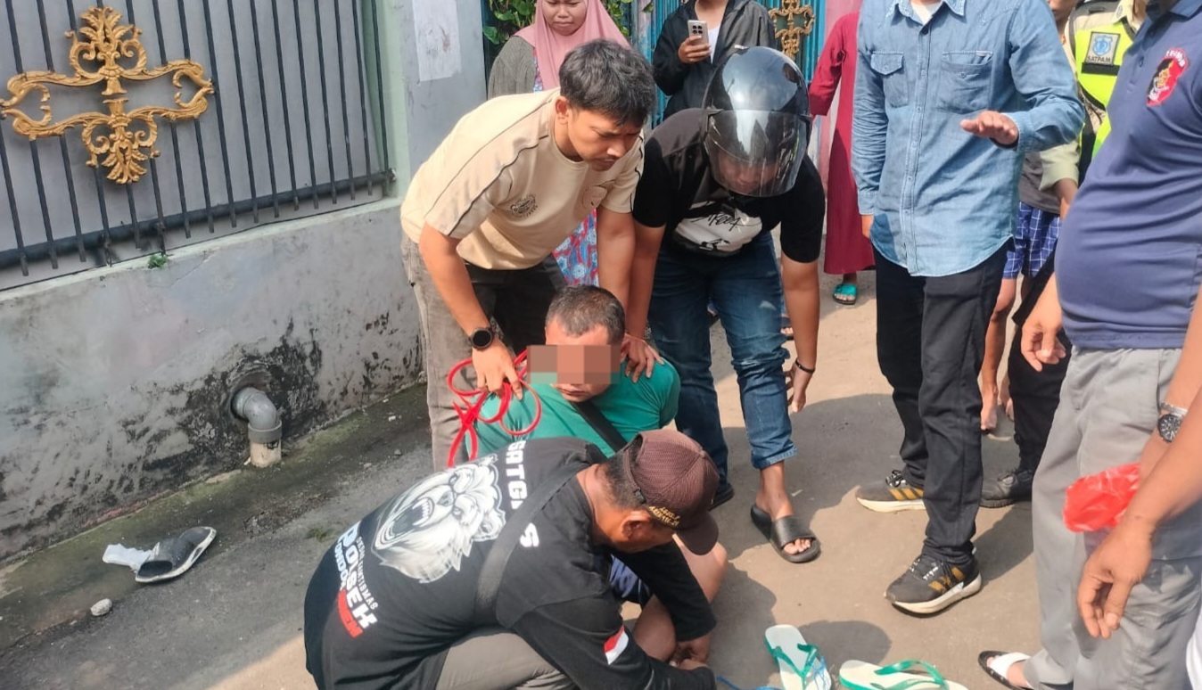 Pelaku penusukan saat ditangkap di Tangsel (SinPo.id/Dok.PMJ)
