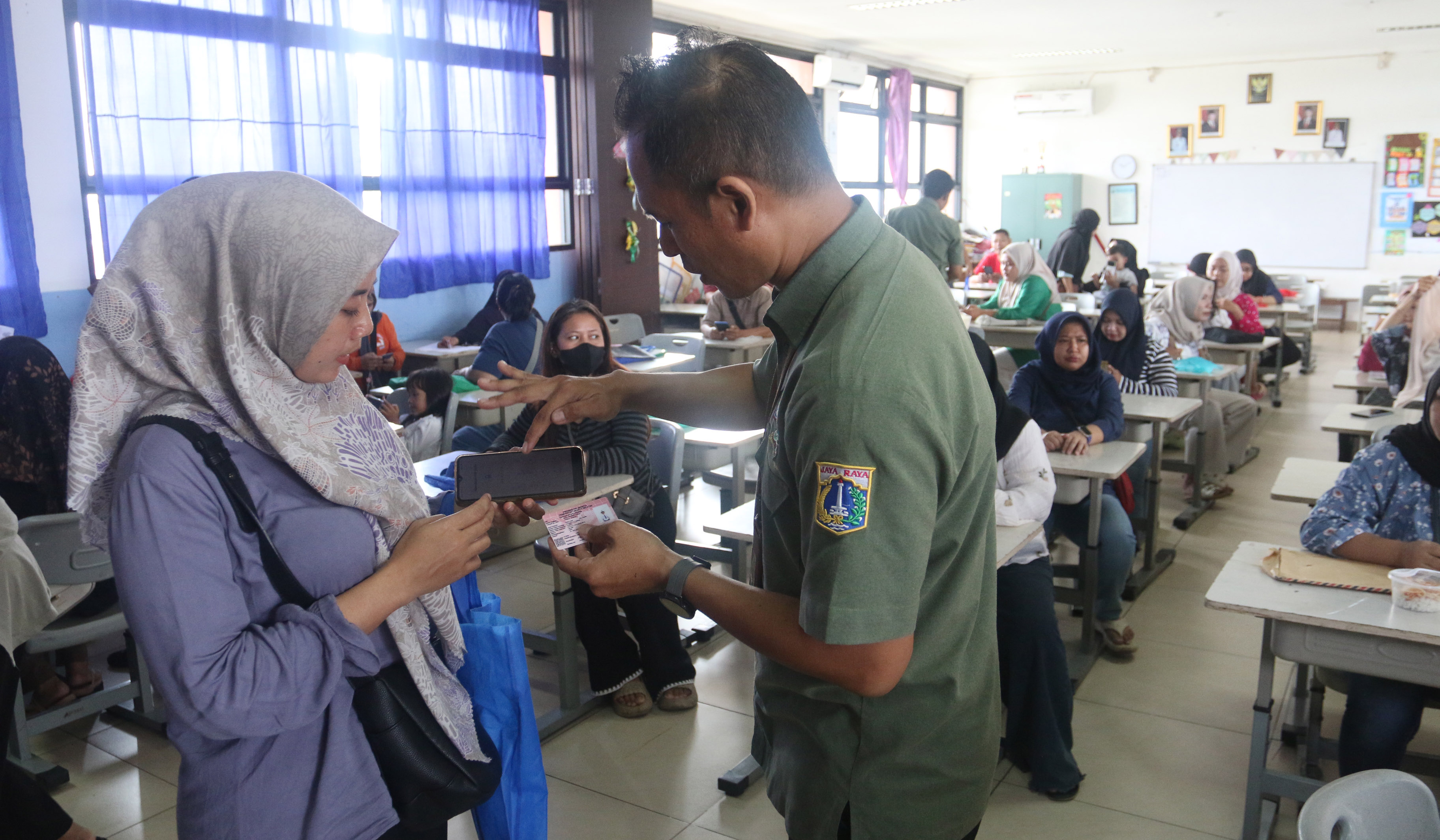 Dukcapil menggelar program Laksana Sultan di SDN 01 Kebagusan. (Agus Priatna/SinPo.id)
