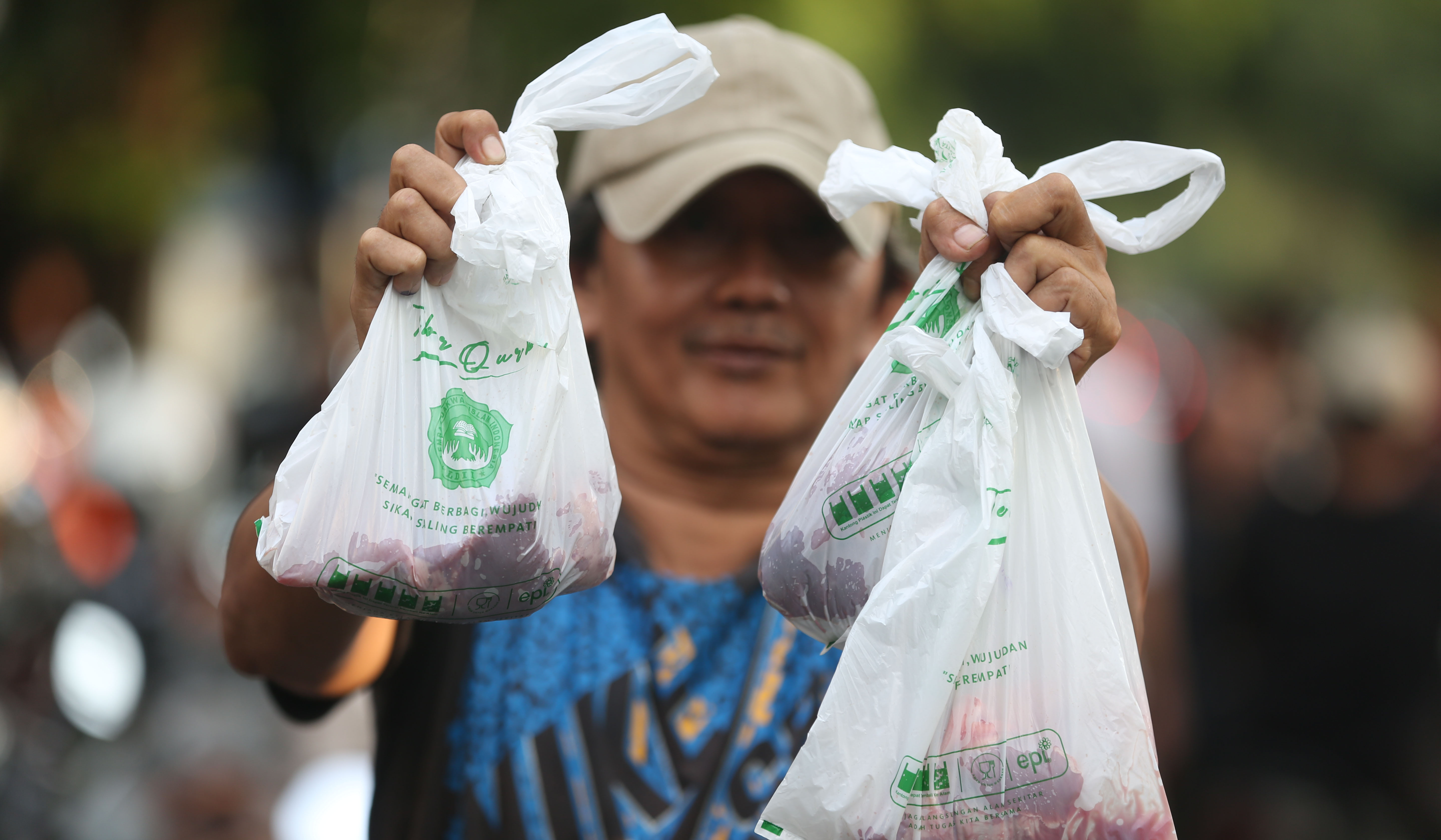 Pembagian daging kurban DPP LDII. (Agus Priatna/SinPo.id)