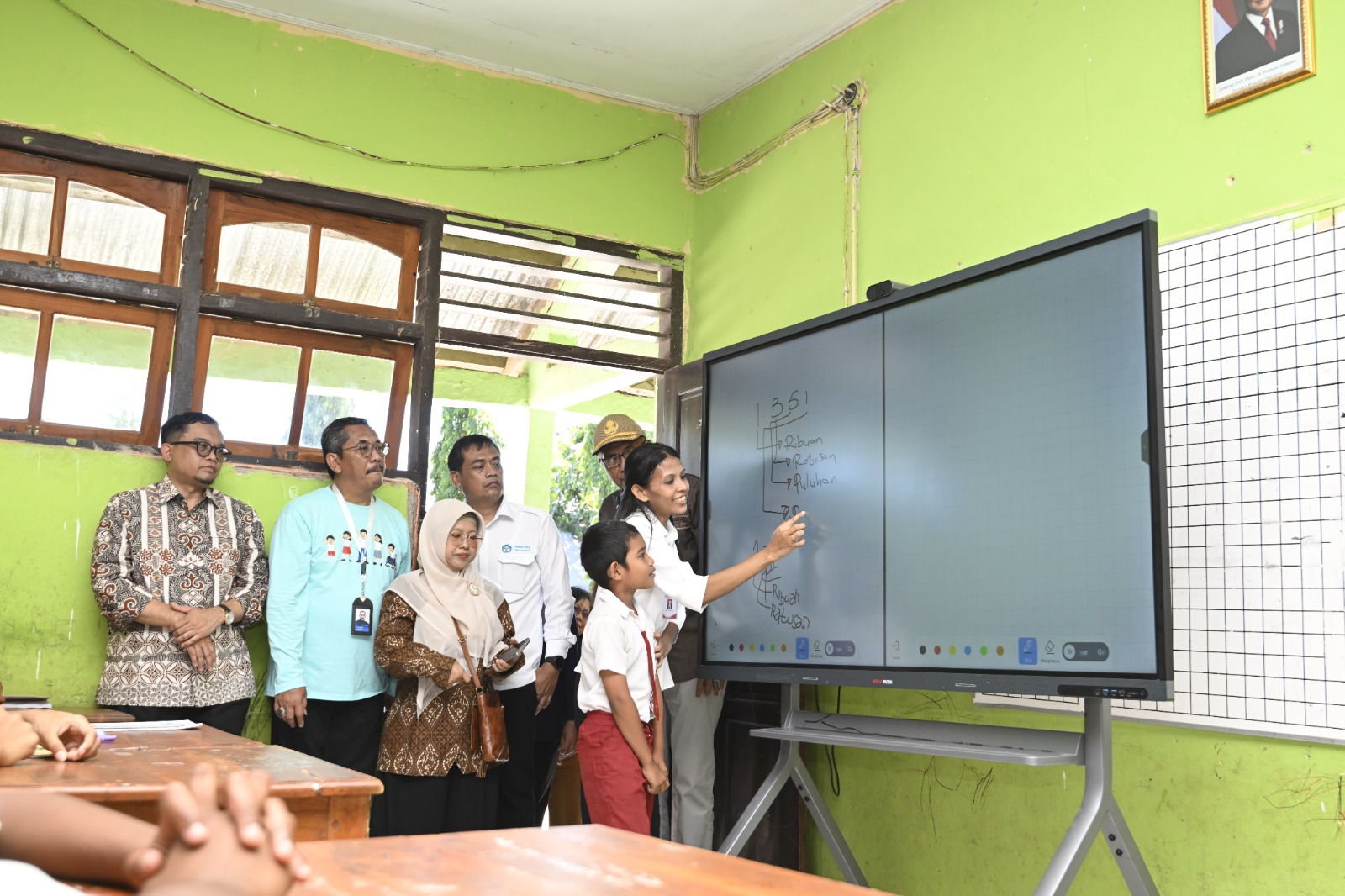 Sekolah di NTT Terima Interactive Flat Panel (SinPo id/Kemendikdasmen)