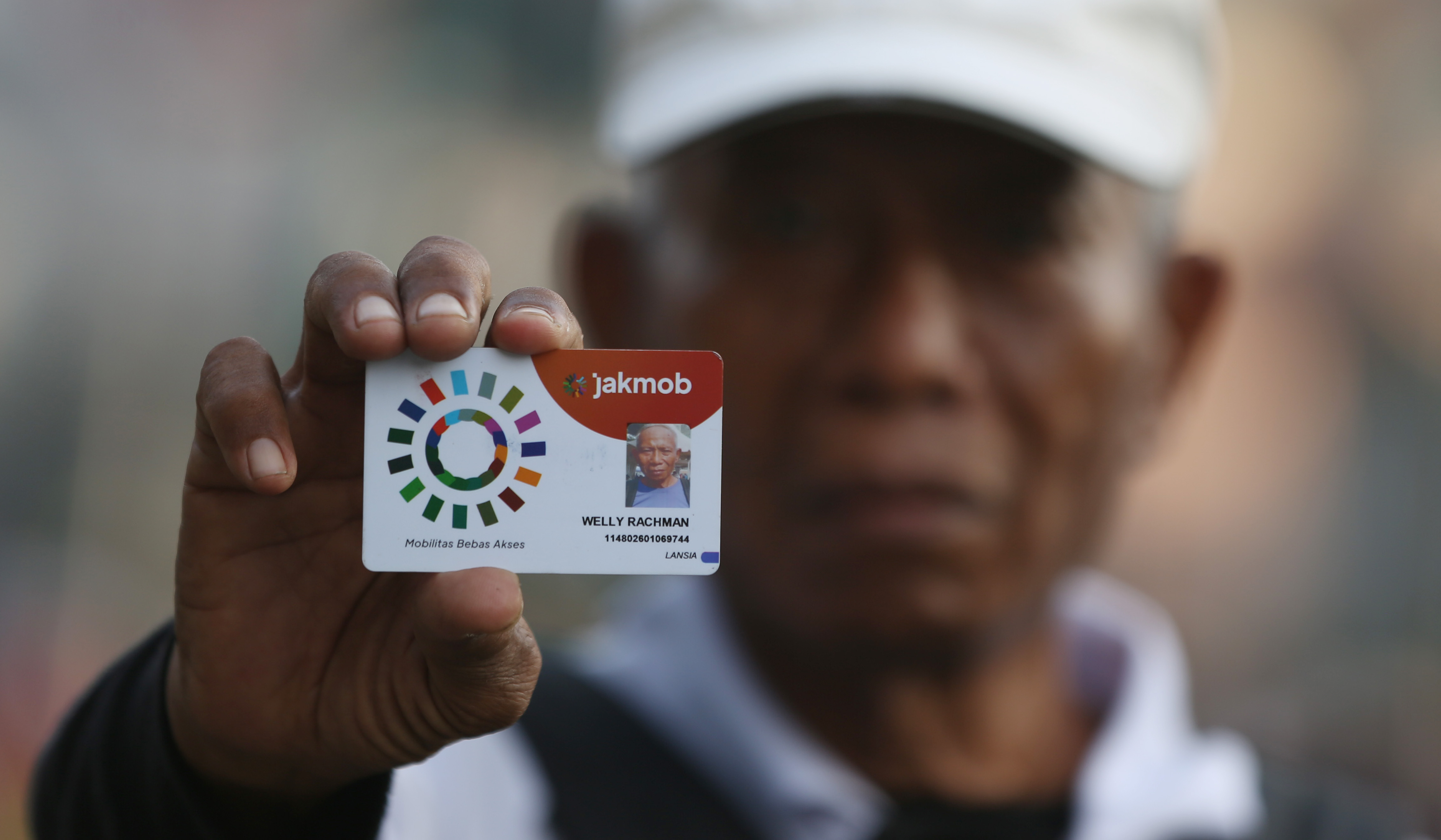 Pendaftaran kartu gratis Transjakarta untuk lansia. (Agus Priatna/SinPo.id)