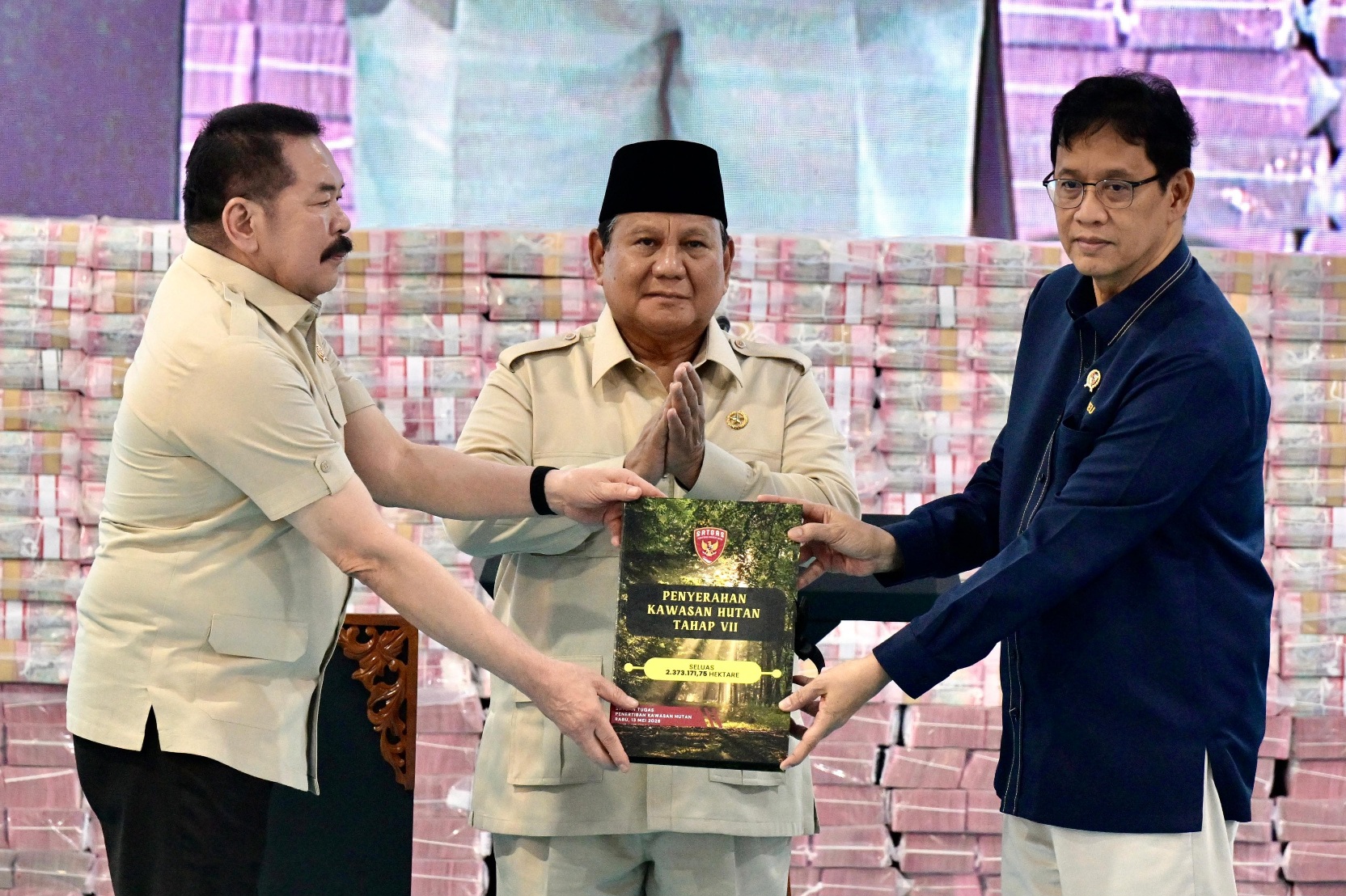 Jaksa Agung ST Burhanuddin serahkan uang hasil penertiban kawasan hutan (SinPo.id/Biro Setpres)