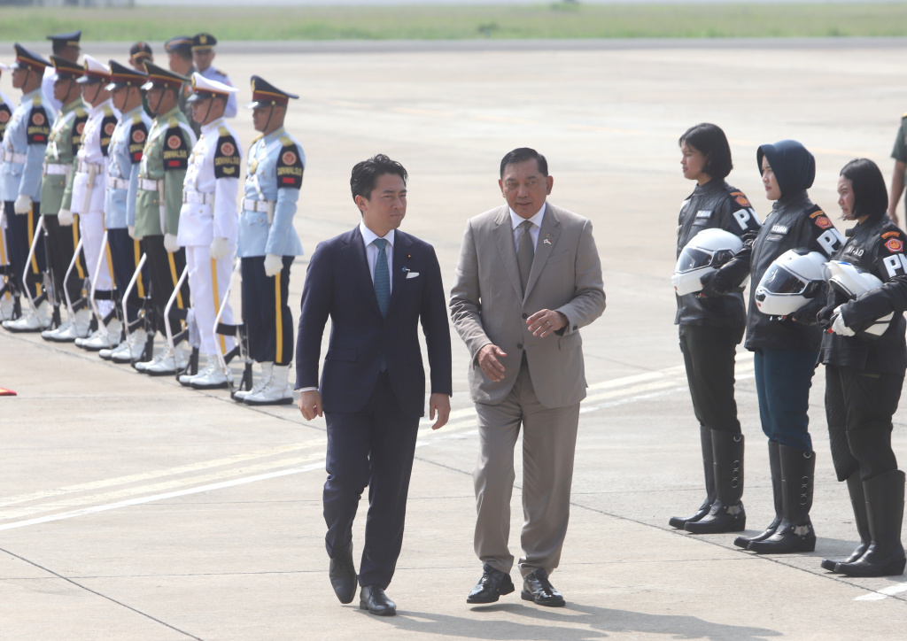 Menteri Pertahanan (Menhan) Sjafrie Sjamsoeddin menyambut hangat kedatangan Menhan Jepang Shinjiro Koizumi di Bandara Lanud Halim Perdanakusuma (Ashar/SinPo.id)