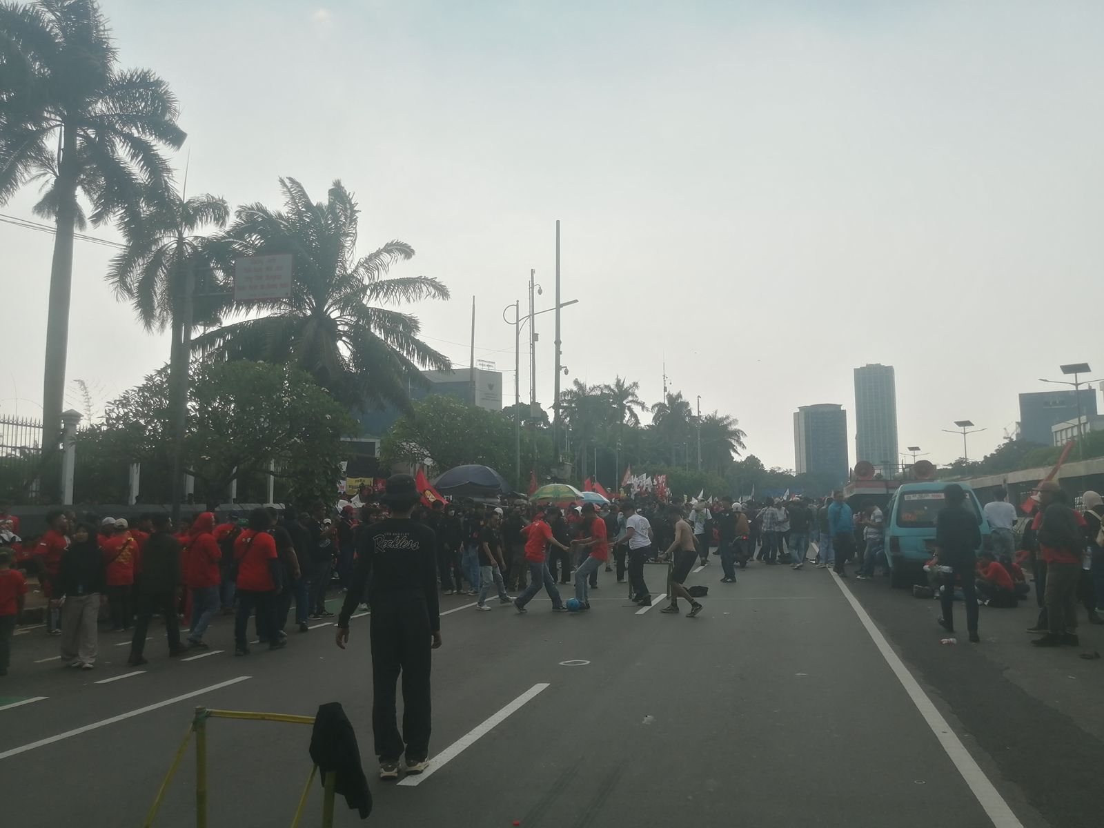 Peringatan Hari Buruh 2026 di depan Gedung DPR RI, Jakarta. (SinPo.id/Tio)