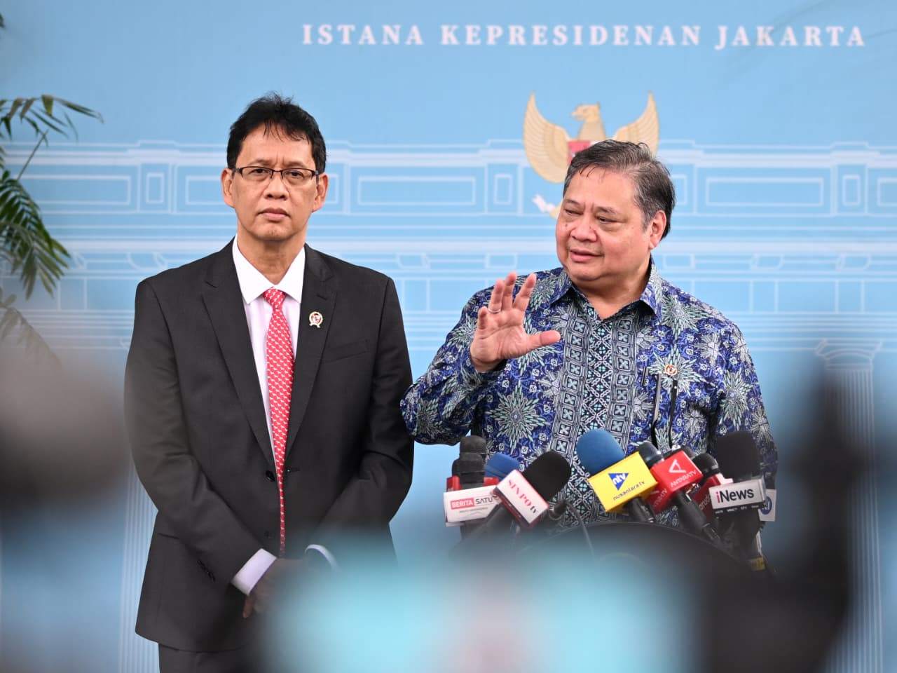 Menko Perekonomian Airlangga bersama Menkeu Purbaya Yudhi Sadewa (SinPo.id/Biro Setpres)
