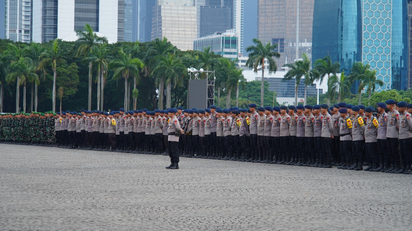 Personel gabungan diterjunkan mengamankan May Day di Jakarta (SinPo.id/Dok.Polri)