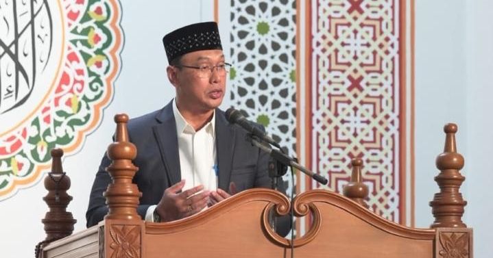 Dirut Bulog Ahmad Rizal Ramdhani menyaksikan penyembelihan hewan kurban. (SinPo.id/dok. Bulog)