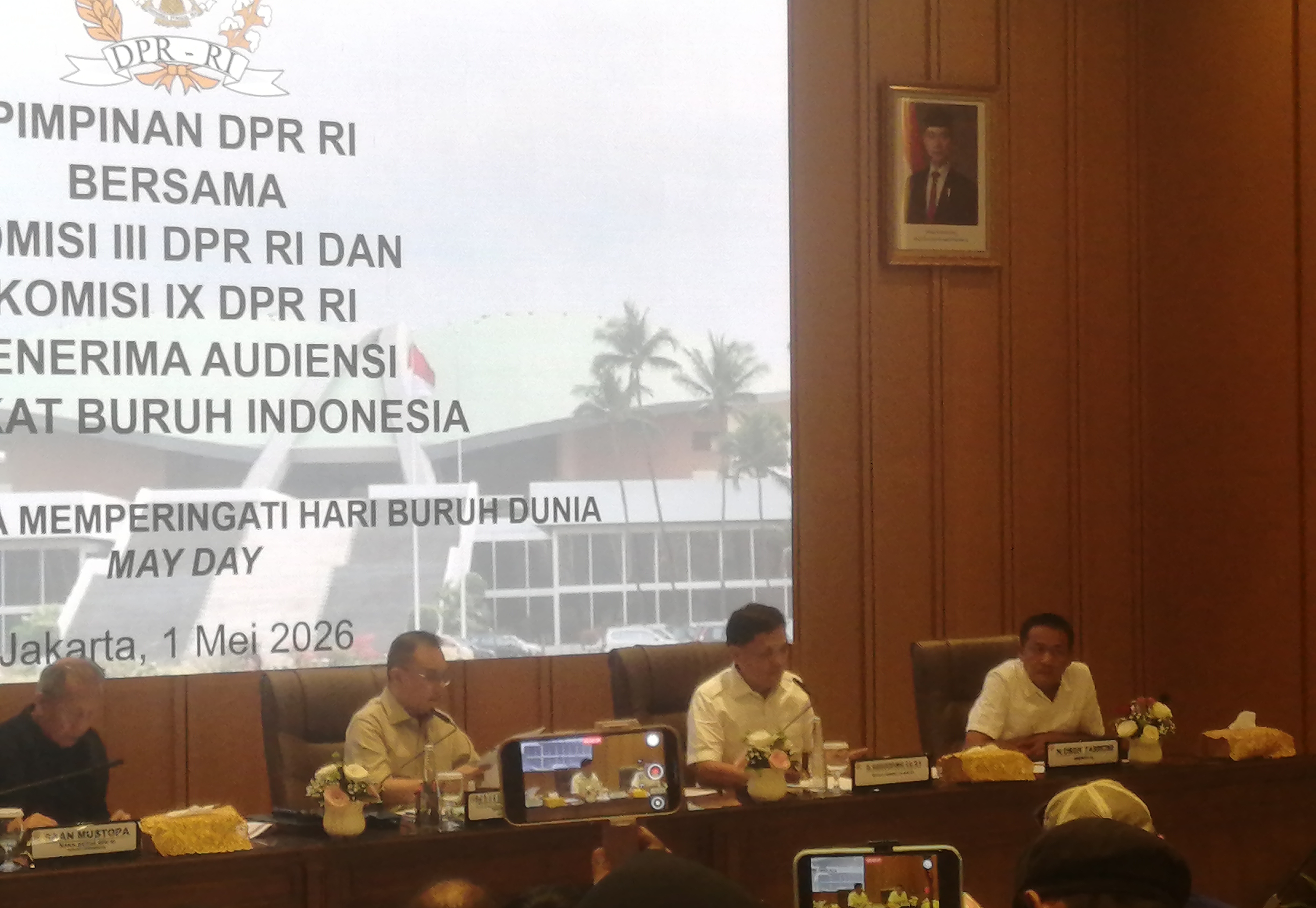 Pimpinan DPR menerima aspirasi perwakilan buruh. (SinPo.id/Tio)