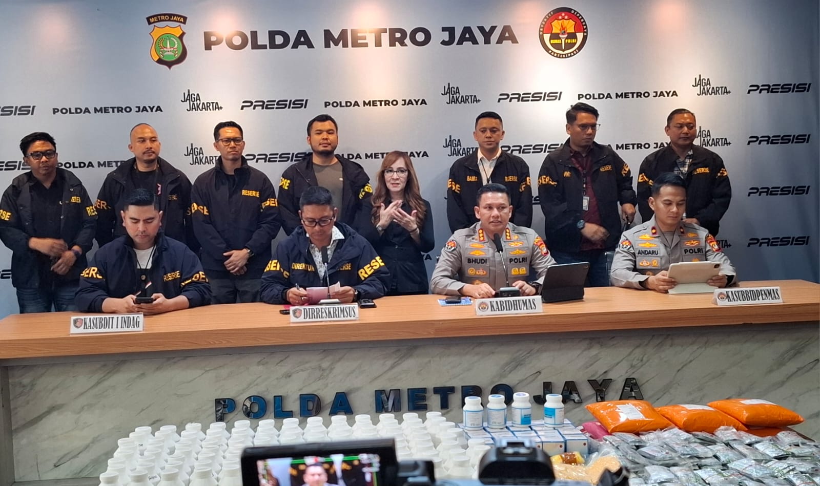 Konferensi pers pengungkapan obat keras ilegal (SinPo.id/Firdausi)
