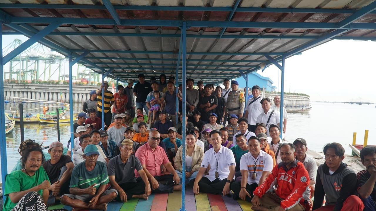 Ditpolairud Polda Metro Jaya menggelar dialog bersama nelayan Cilincing (SinPo.id/Dok.PMJ)