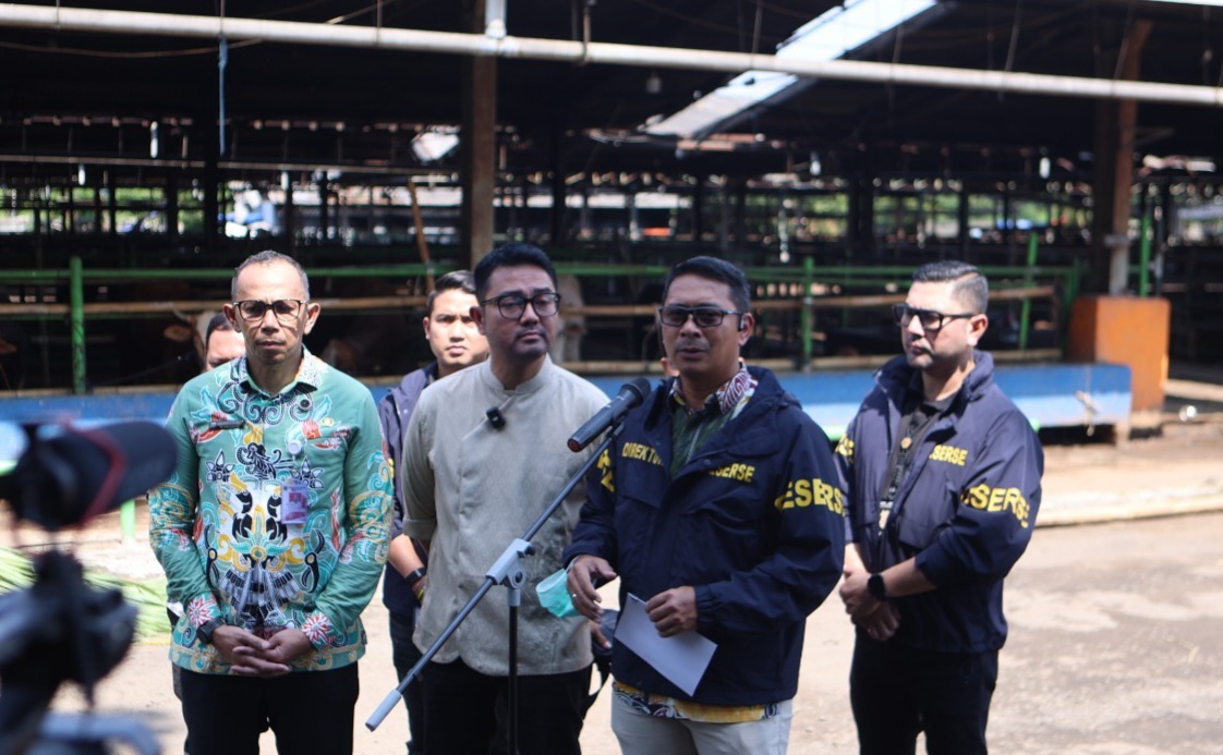 Dirreskrimsus Polda Metro Jaya Kombes Pol. Victor Dean saat mengecek hewan kurban di Jaktim (SinPo.id/Dok.PMJ)