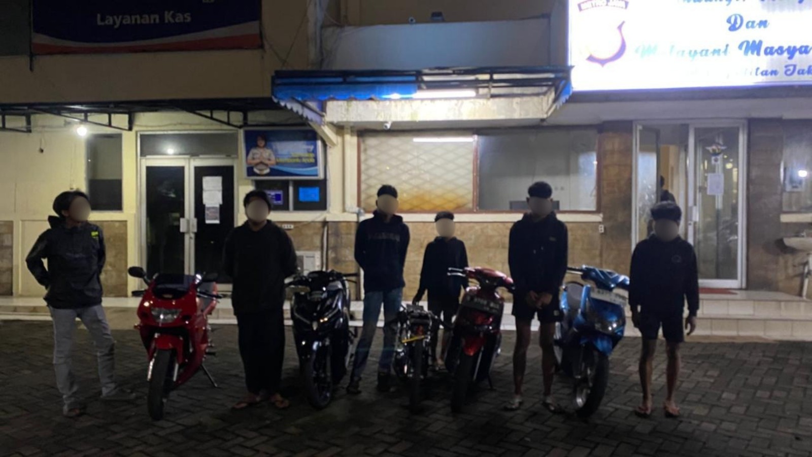 Para pemuda yang diamankan di lokasi kejadian (SinPo.id/Dok.PMJ)