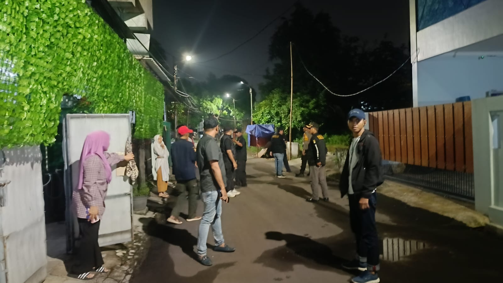 Anggota polisi mengecek ke lokasi terkait keributan WNA Somalia (SinPo.id/ Istimewa)