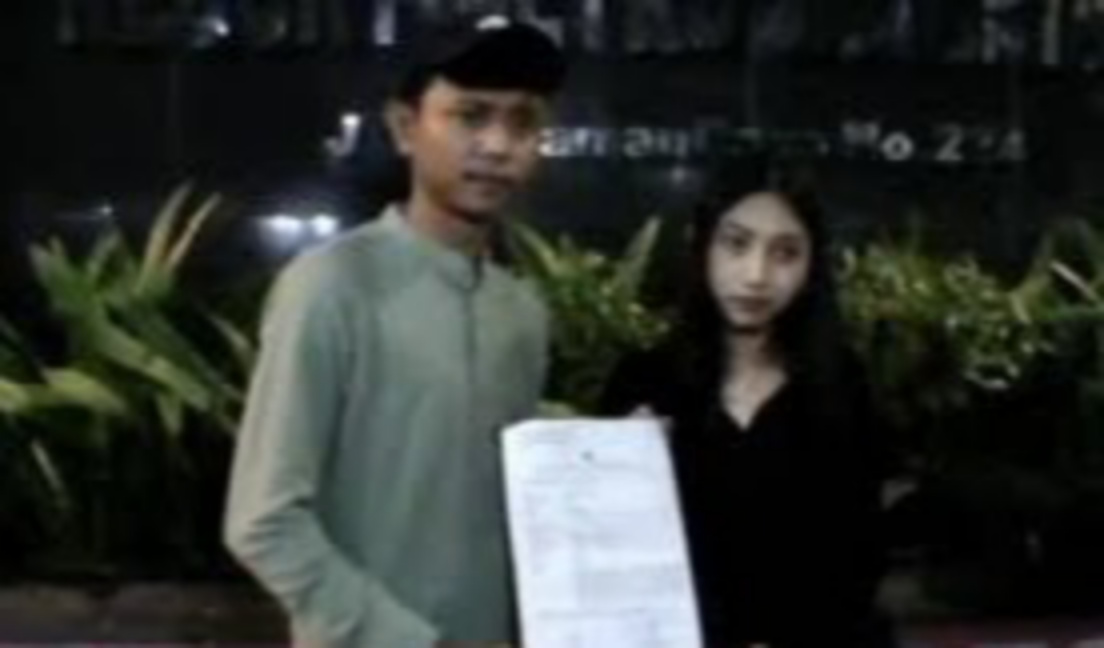 Kedua korban saat melapor ke polisi (SinPo.id/Tangkapan layar)