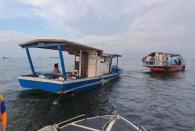 Proses evakuasi 11 nelayan di Tanjung Priok (SinPo.id/Dok.PMJ)
