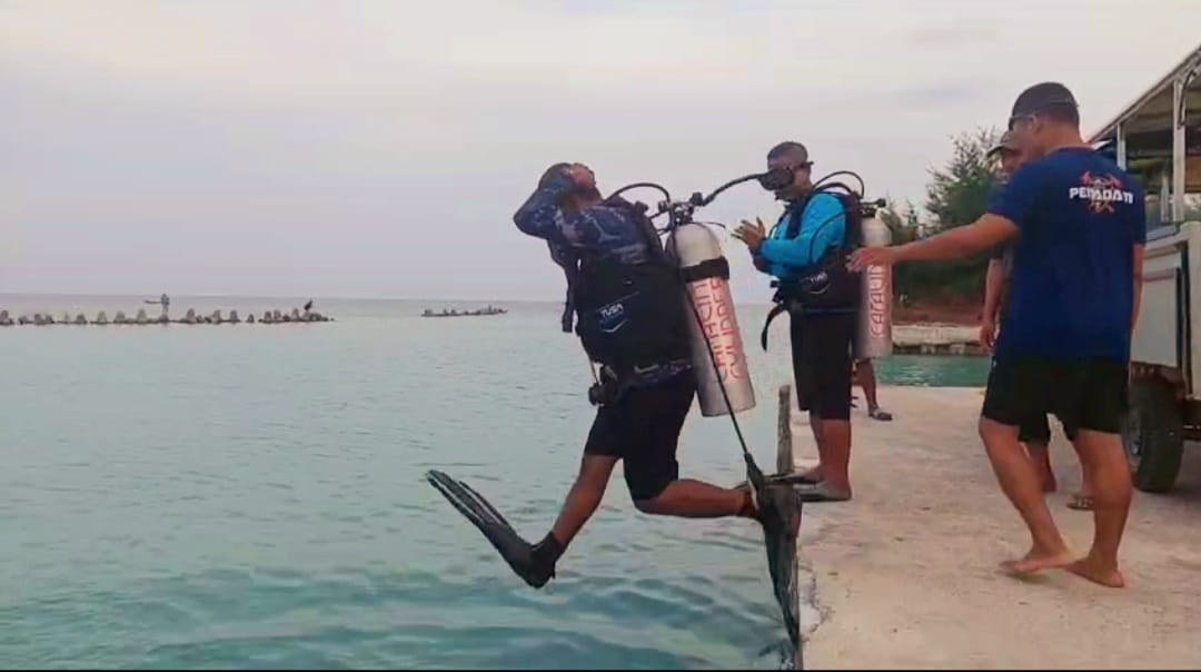 Anggota polisi selamatkan ponsel wisatawan di Pulau Seribu (SinPo.id/ Dok.Polri)