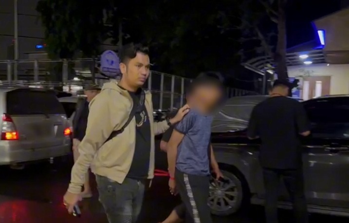 Pelaku pembacokan pegawai toko roti saat ditangkap (SinPo.id/Dok.PMJ)