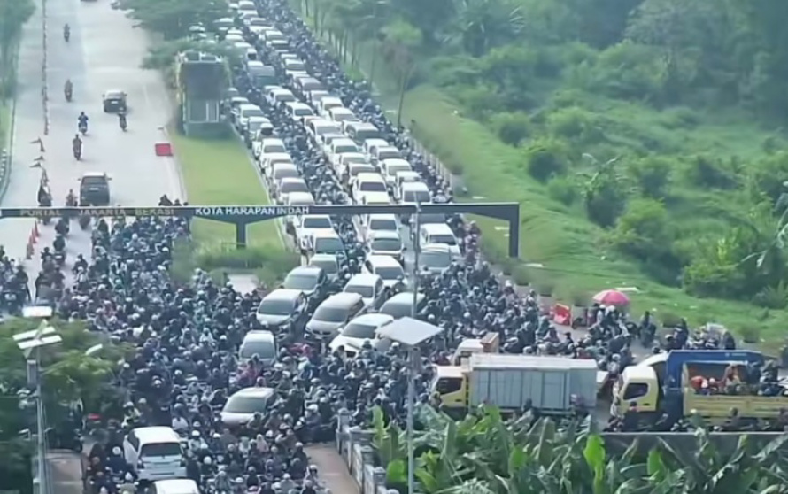 Kemacetan parah di kawasan BKT (SinPo.id/Tangkapan layar)