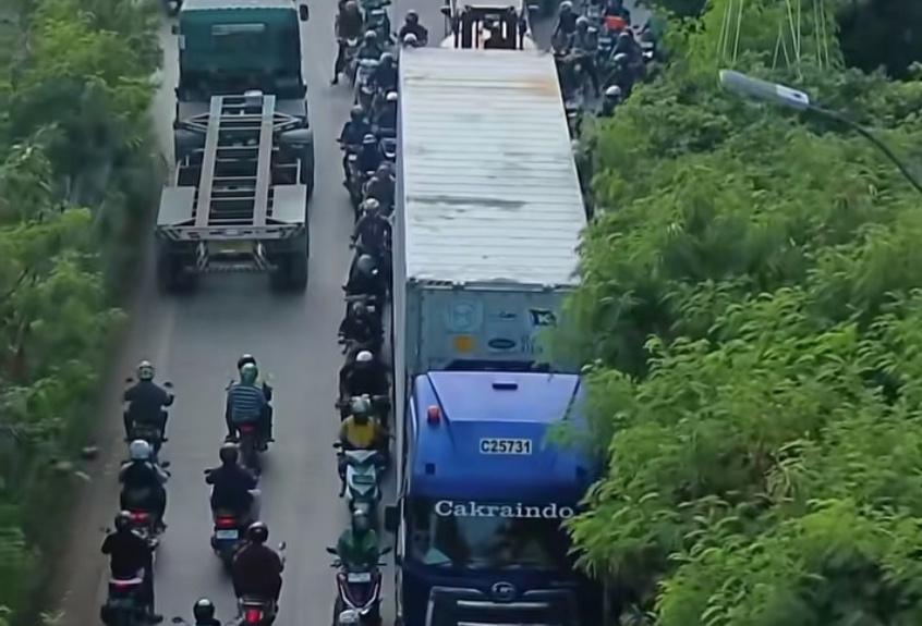 Kemacetan parah di Cilincing Jakarta Utara (SinPo.id/Tangkapan layar)