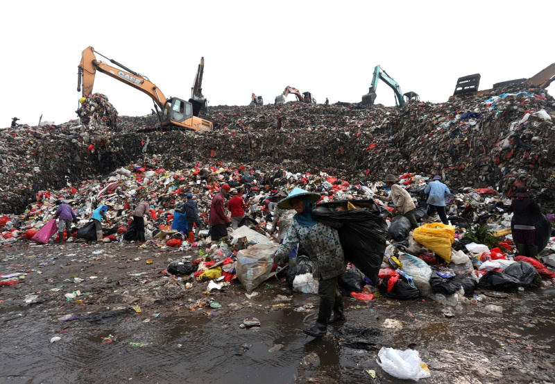 Tempat pembuangan akhir sampah  di Cipayung (SinPo.id/Ashar)