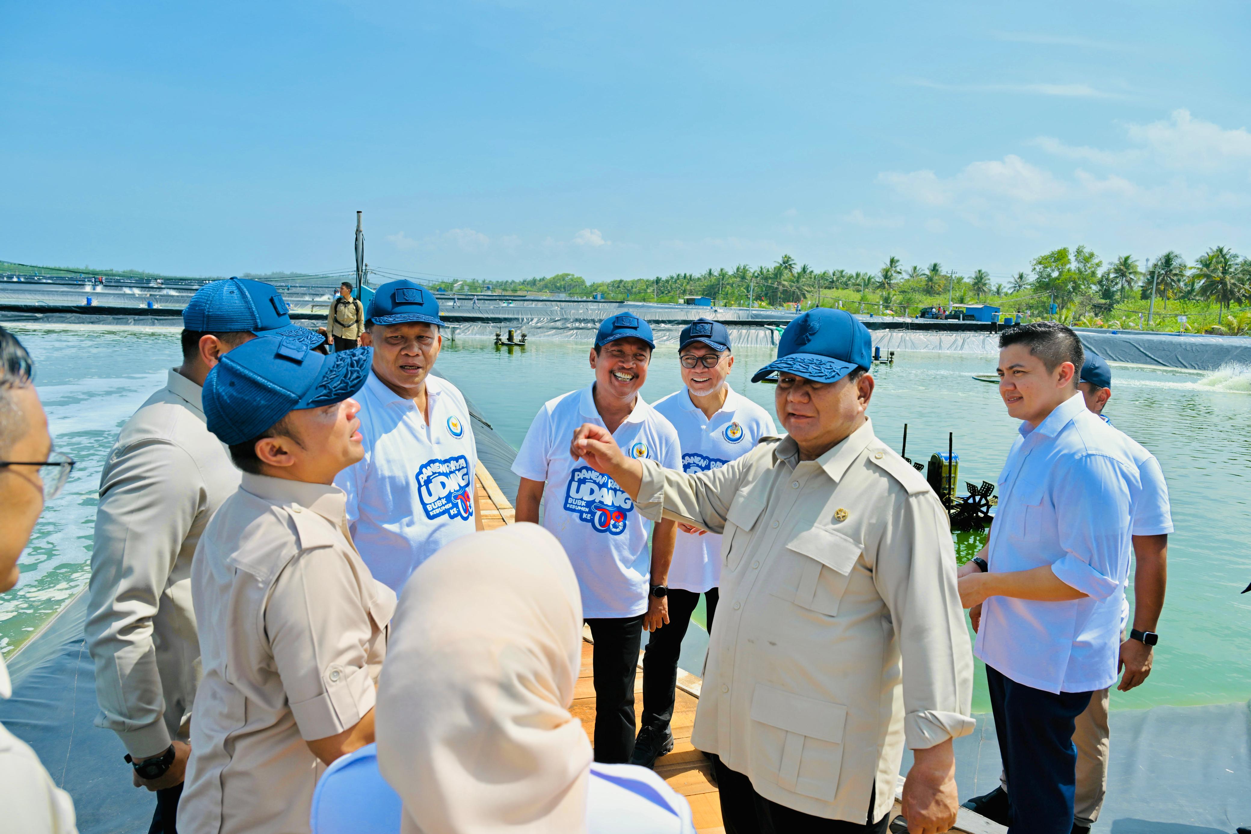 Presiden Prabowo panen udang di Kebumen (SinPo.id/Biro Setpres)