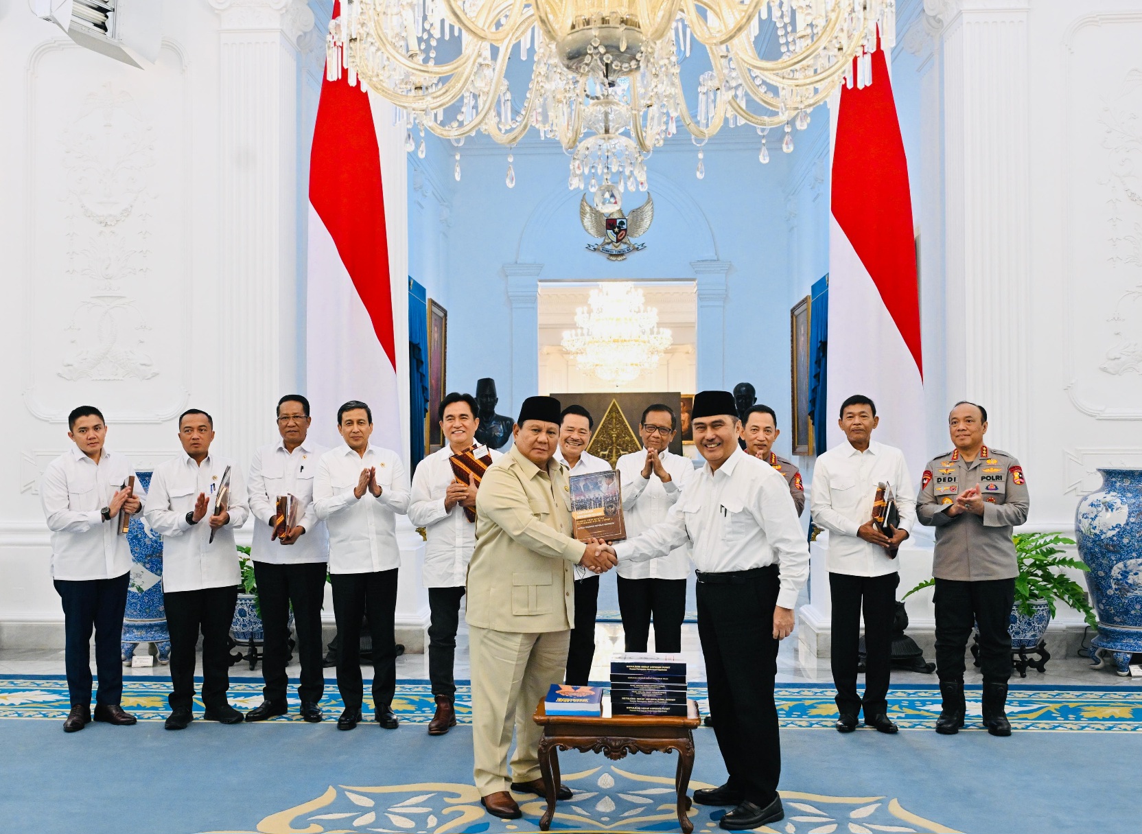 Presiden Prabowo Terima 10 Buku Rekomendasi Reformasi Polri (SinPo.id/Biro Setpres)