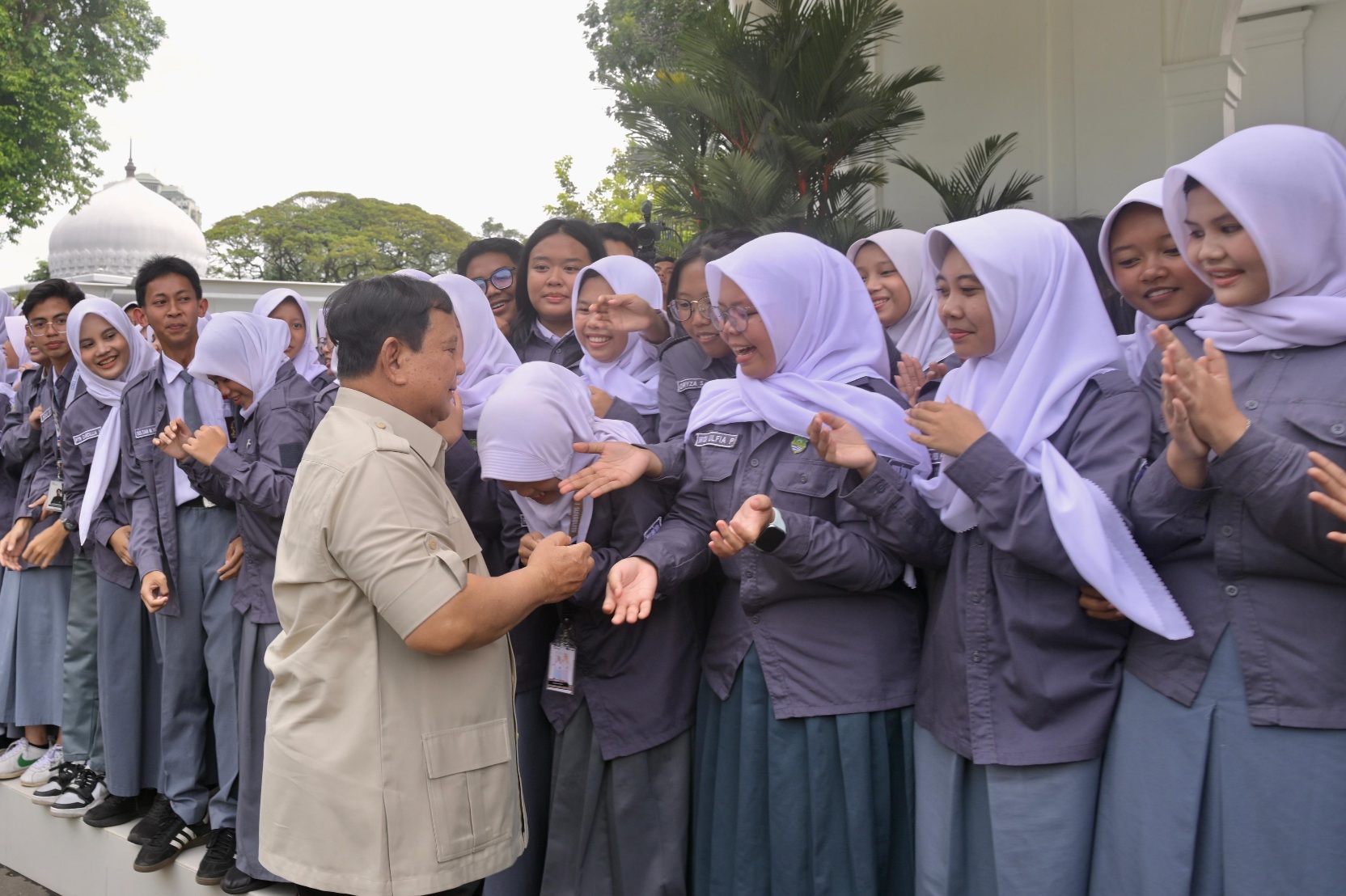 Presiden Prabowo bersama siswa sekolah saat kunjungi Istana (SinPo.id/Biro Setpres)