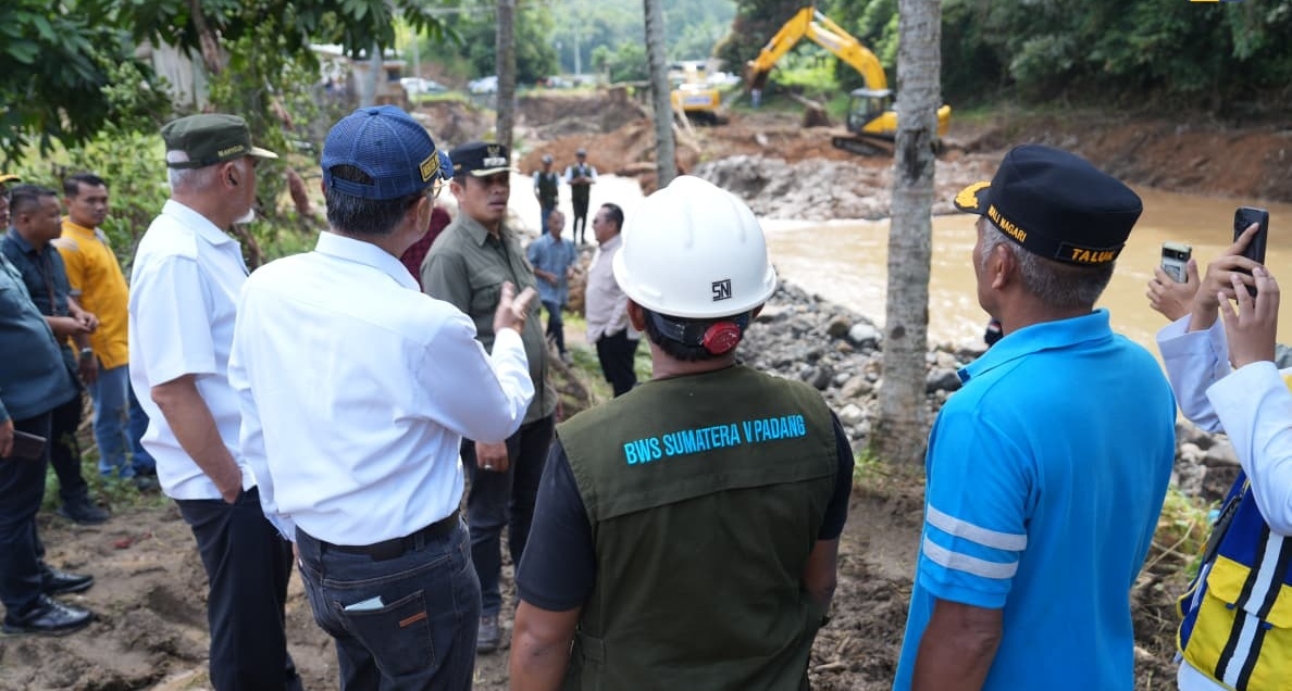 Menteri Dody tinjau dampak banjir di Kabupaten Tanah Datar (SinPo.id/ Dok. KemenPU)