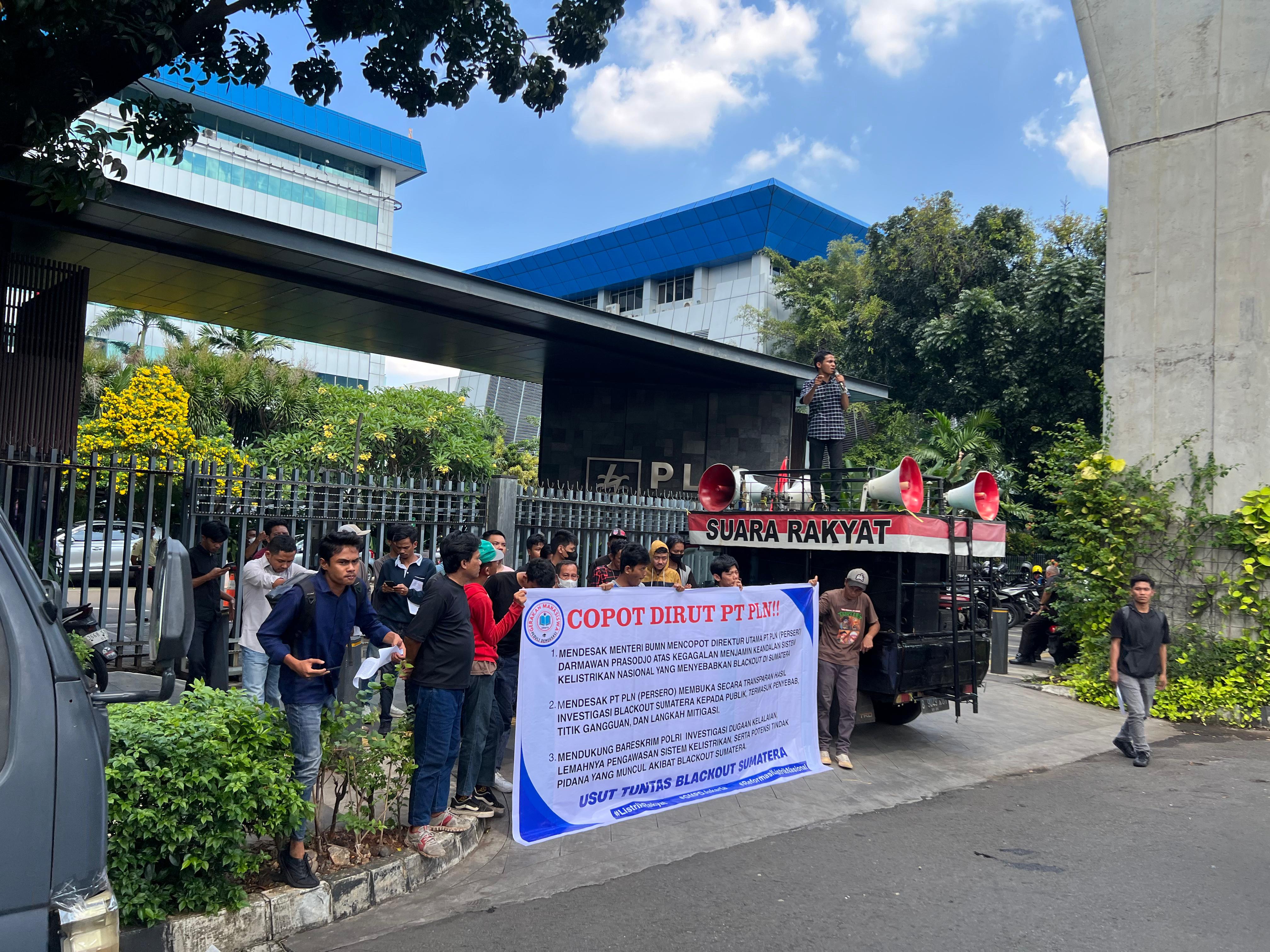 Puluhan mahasiswa yang tergabung dalam GMPD Jakarta menggelar aksi unjuk rasa di depan kantor pusat PT PLN. (SinPo.id/Istimewa)