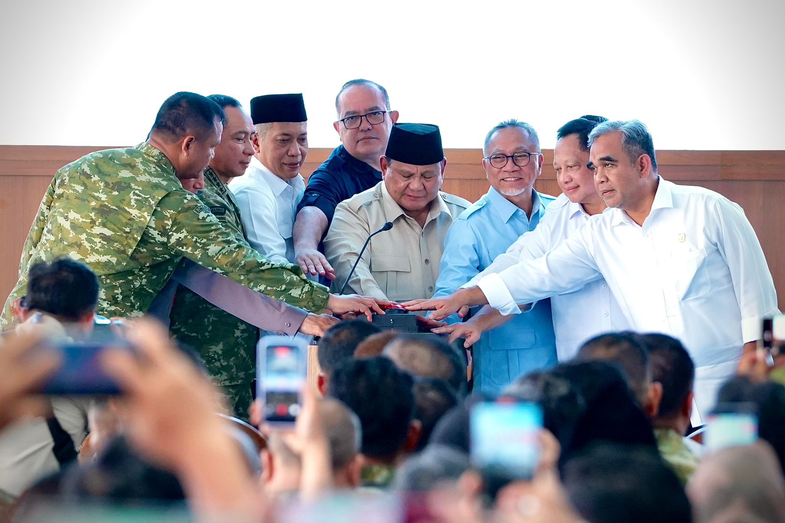 Menkop Ferry Juliantono mendampingi Presiden Prabowo dalam peresmian operasional KDKMP (SinPo.id/ Dok. Kemenkop)