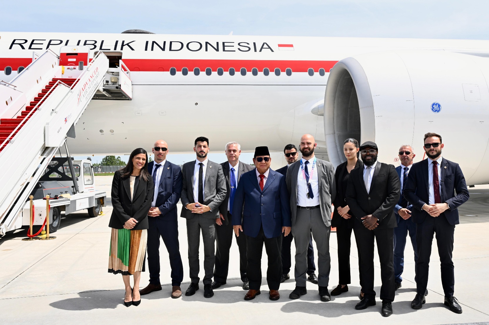 Sebelum Tinggalkan Paris, Presiden Prabowo Abadikan Momen Hangat Bersama Pengawal Prancis (SinPo.id/Biro Setpres)