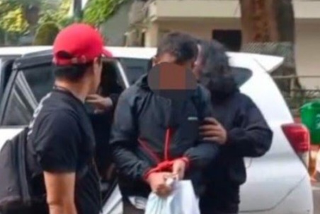 Pelaku sopir taksi online saat ditangkap (SinPo.id/Tangkapan layar)