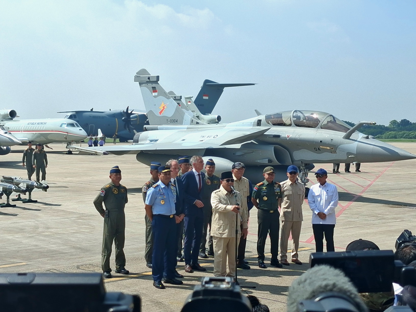Tambah Kekuatan Udara, Presiden Prabowo Serahkan Jet Tempur Rafale ke Panglima TNI di Pangkalan Udara Halim (SinPo.id/Anam)