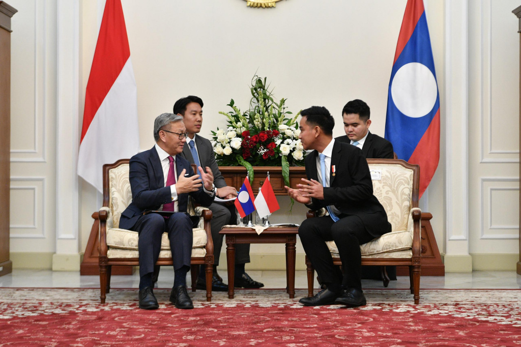 Wakil Presiden (Wapres) Gibran Rakabuming menerima kunjungan Wakil PM Laos Thongsavan Phomvihane, di Istana Wapres (Ashar/Foto: Setwapres/SinPo.id)