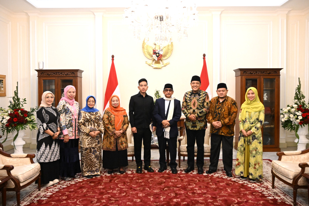 Wakil Presiden Gibran Rakabuming menerima kunjungan silaturahmi Pondok Pesantren Bahrul Ulum Tambak Beras Jombang di Istana Wapres (Ashar/Foto: Setwapres/SinPo.id)