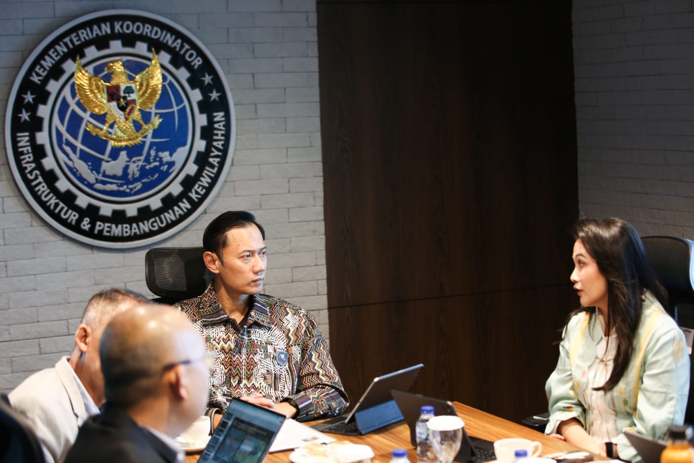 Menko Infrastruktur Agus Harimurti Yudhoyono dan Gubernur Malut Sherly Tjoanda (SinPo.id/ Dok. Kemenko Infrastruktur)